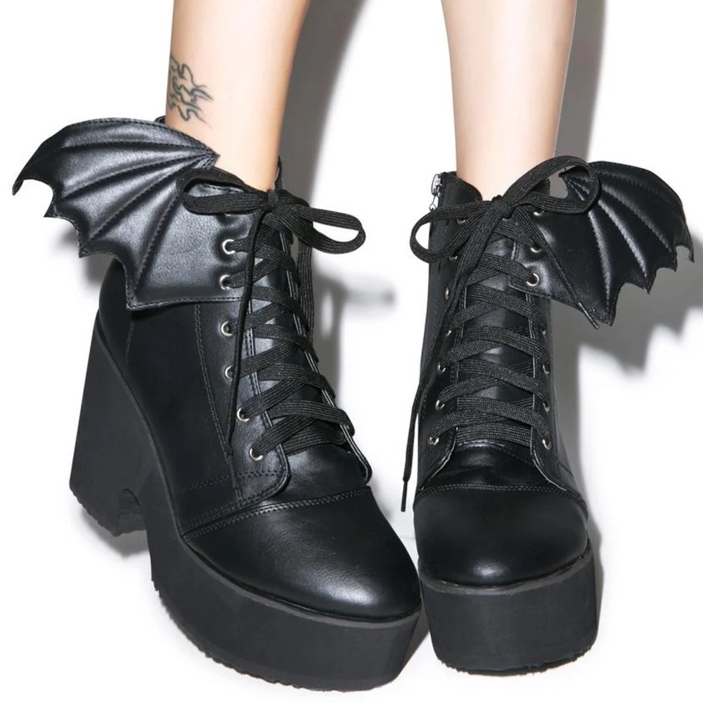 NWOT Dolls Kill Bat Wing Platform Boots